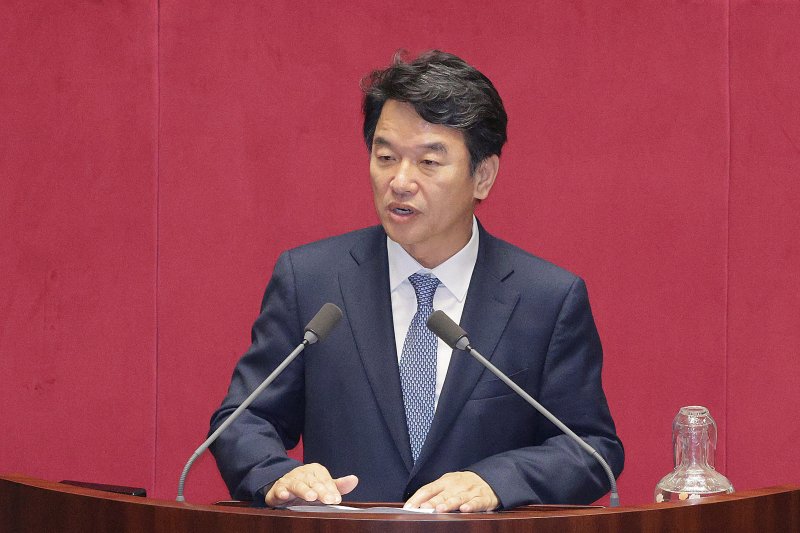 문진석 더불어민주당 의원이 9월 29일 서울 여의도 국회에서 열린 제429회 국회(정기회) 제9차 본회의에서 국회에서의 증언·감정 등에 관한 법률 일부개정법률안(대안)에 대한 수정안 제안 설명을 하고 있다. 뉴스1