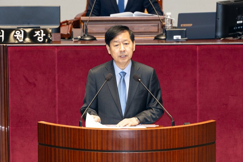 구윤철 경제부총리 겸 기획재정부 장관이 6일 서울 여의도 국회에서 열린 제429회국회(정기회) 예산결산특별위원회 제3차 전체회의에서 2026년도 정부 예산안 제안 설명을 하고 있다. 2025.11.6/뉴스1 ⓒ News1 이승배 기자