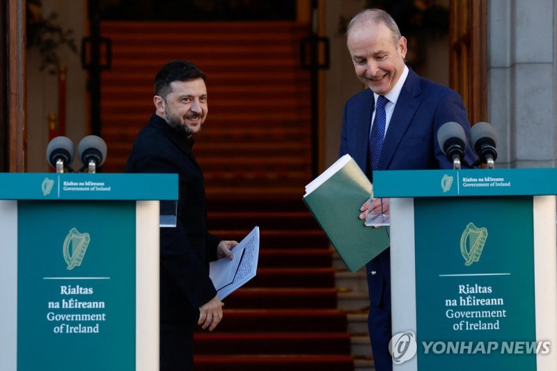 공동 기자회견 하는 젤렌스키 대통령과 마틴 총리 (출처=연합뉴스)