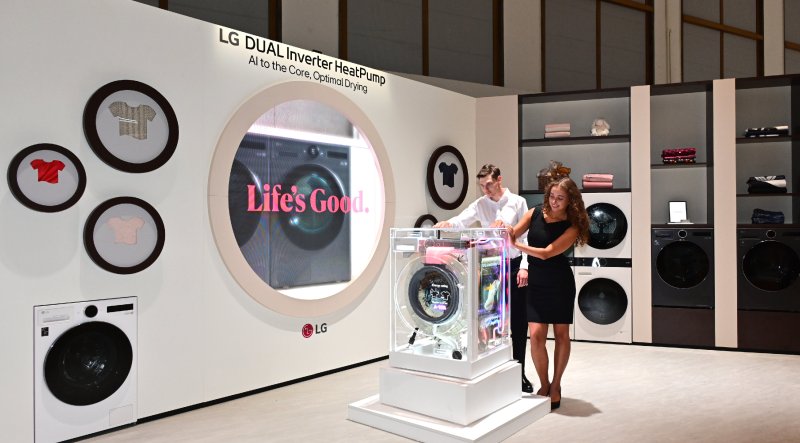 LG전자가 오는 5일부터(현지시간) 독일 베를린에서 열리는 유럽 최대 가전 전시회 'IFA 2025'에 참가한다고 4일 밝혔다. 모델이 전시관 내 ‘AI 코어테크 존‘에서 LG의 듀얼 인버터 히트펌프 기술력을 소개하는 미디어월과 복합형 세탁건조기 ‘워시콤보’의 내부구동 원리가 보이도록 특수 제작된 전시품을 선보이고 있다. (LG전자 제공. 재판매 및 DB 금지) 2025.9.4/뉴스1