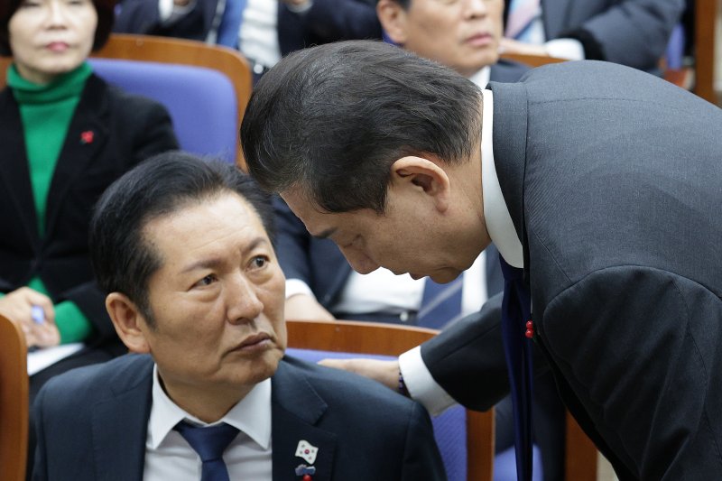 정청래 더불어민주당 대표와 김병기 원내대표가 2일 서울 여의도 국회에서 열린 의원총회에서 대화하고 있다. 2025.12.2/뉴스1 ⓒ News1 신웅수 기자