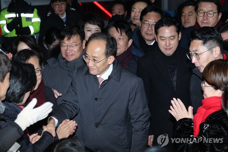 구치소 나온 추경호 의원과 마중 나온 장동혁 대표 (출처=연합뉴스)