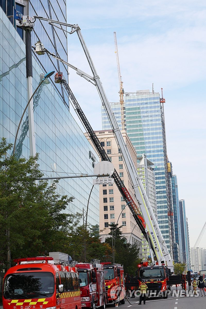 화재 진화하는 고가사다리차 (출처=연합뉴스)