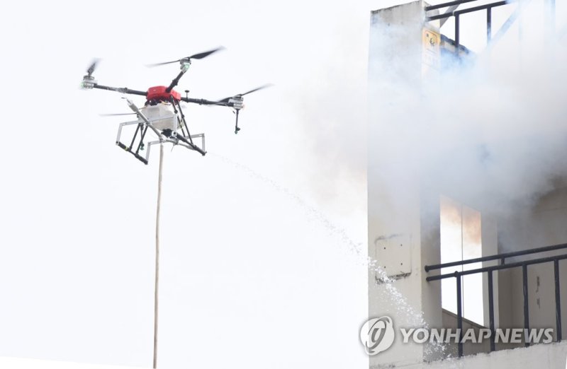 드론 활용한 화재 진압 시연 (출처=연합뉴스)