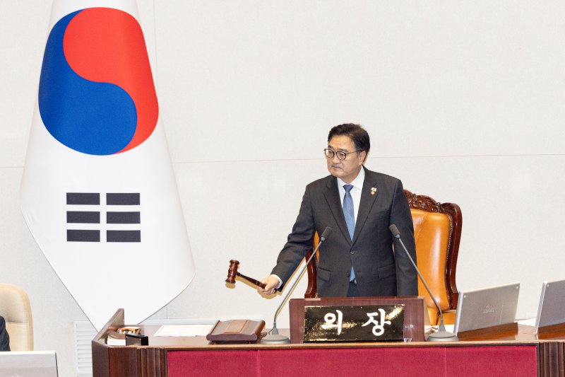 2일 서울 여의도 국회에서 열린 제429회국회(정기회) 제14차 본회의에서 우원식 국회의장이 의사봉을 두드리고 있다. 2025.12.2/뉴스1 ⓒ News1 이승배 기자
