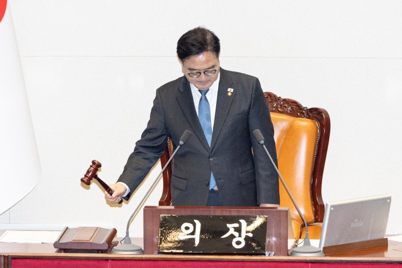 2일 서울 여의도 국회에서 열린 제429회국회(정기회) 제14차 본회의에서 우원식 국회의장이 의사봉을 두드리고 있다. 2025.12.2/뉴스1 ⓒ News1 이승배 기자