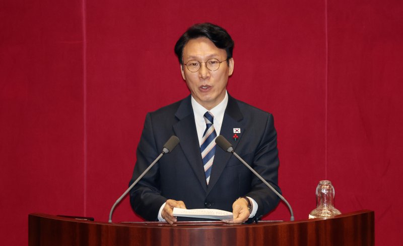 728조 원 규모의 새해 예산안이 처리 법정 시한인 2일 서울 여의도 국회에서 열린 제429회국회(정기회) 제14차 본회의에서 2026년도 예산안 수정안이 찬성 248표, 반대 8표, 기권 6표로 통과된 후 김민석 국무총리가 정부측 감사 인사를 하고 있다. 2025.12.2/뉴스1 ⓒ News1 이승배 기자