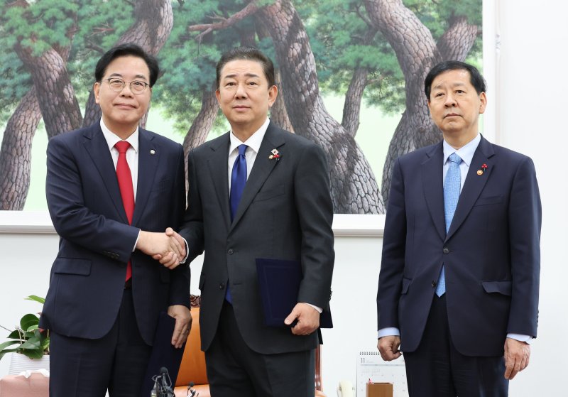 송언석 국민의힘 원내대표(왼쪽부터), 김병기 더불어민주당 원내대표, 구윤철 부총리 겸 기획재정부 장관이 2일 서울 여의도 국회에서 2026년도 예산안 처리를 위한 합의문에 서명을 마치고 악수하고 있다. (공동취재) 2025.12.2/뉴스1 ⓒ News1 유승관 기자