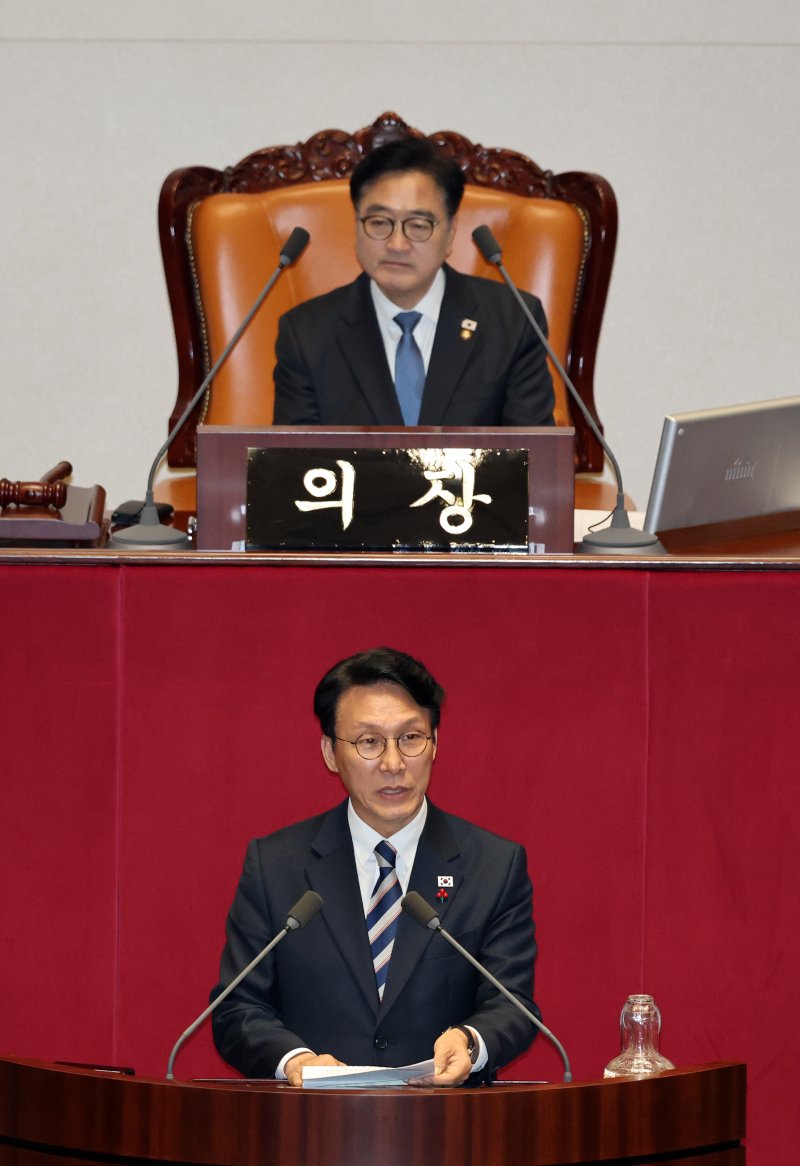 728조 원 규모의 새해 예산안이 처리 법정 시한인 2일 서울 여의도 국회에서 열린 제429회국회(정기회) 제14차 본회의에서 2026년도 예산안 수정안이 찬성 248표, 반대 8표, 기권 6표로 통과된 후 김민석 국무총리가 정부측 감사 인사를 하고 있다. 2025.12.2/뉴스1 ⓒ News1 이승배 기자