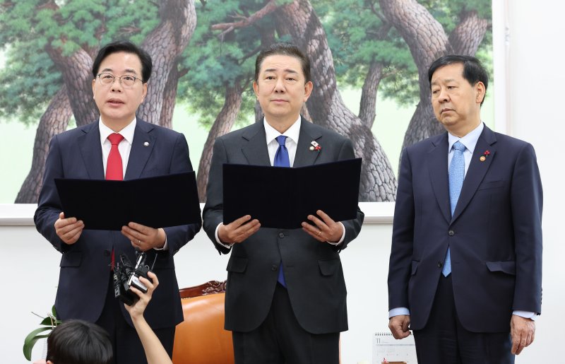 송언석 국민의힘 원내대표(왼쪽부터), 김병기 더불어민주당 원내대표, 구윤철 부총리 겸 기획재정부 장관이 2일 서울 여의도 국회에서 2026년도 예산안 처리를 위한 합의문을 발표하고 있다. (공동취재) 2025.12.2/뉴스1 ⓒ News1 유승관 기자