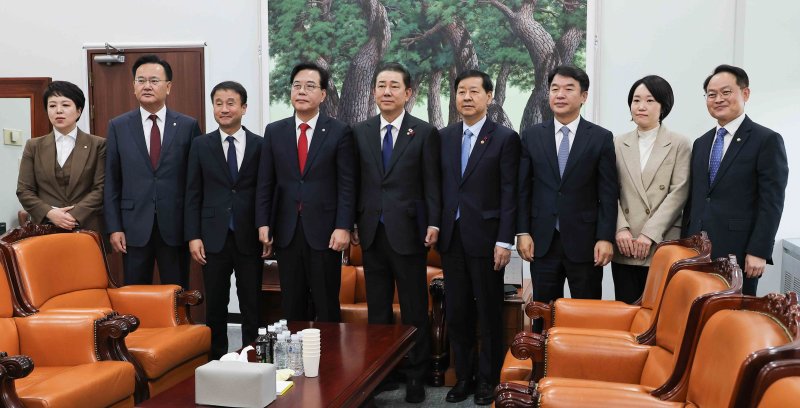 송언석 국민의힘 원내대표, 김병기 더불어민주당 원내대표, 구윤철 부총리 겸 기획재정부 장관등이 2일 서울 여의도 국회에서 2026년도 예산안 처리를 위한 합의문에 서명을 마치고 기념촬영을 하고 있다. (공동취재) 2025.12.2/뉴스1 ⓒ News1 유승관 기자