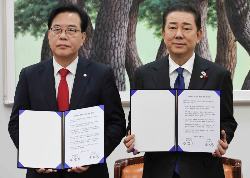 송언석 국민의힘 원내대표(왼쪽), 김병기 더불어민주당 원내대표가 2일 서울 여의도 국회에서 2026년도 예산안 처리를 위한 합의문에 서명을 마치고 기념촬영을 하고 있다. (공동취재) 2025.12.2/뉴스1 ⓒ News1 유승관 기자