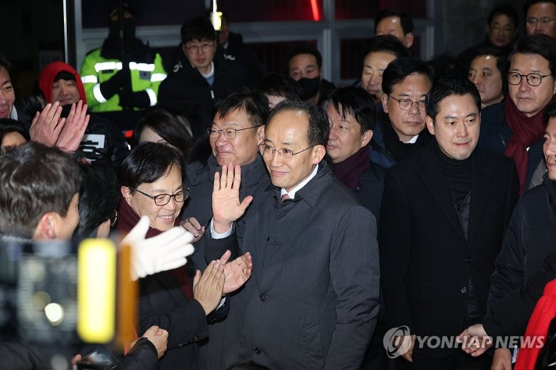 구치소 나온 추경호 의원과 마중 나온 장동혁 대표 (출처=연합뉴스)