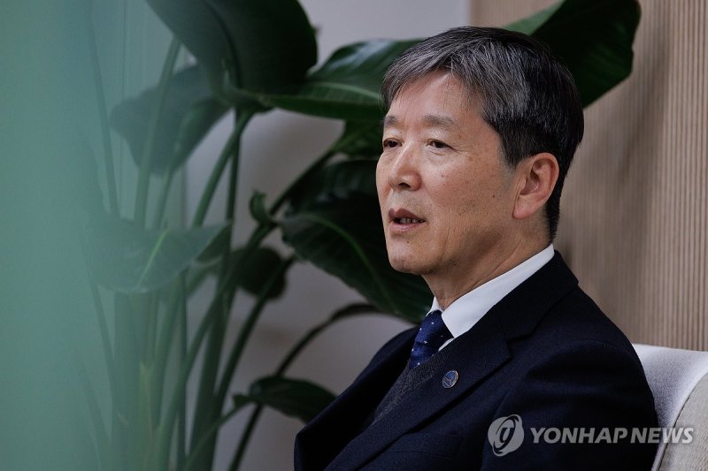 인터뷰하는 박승렬 NCCK 신임 총무 (출처=연합뉴스)