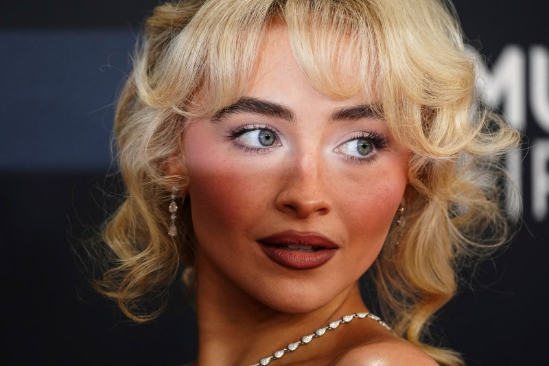 '美 핀업걸' 사브리나 카펜터, 백악관이 노래 쓰자 "역겹다" 댓글