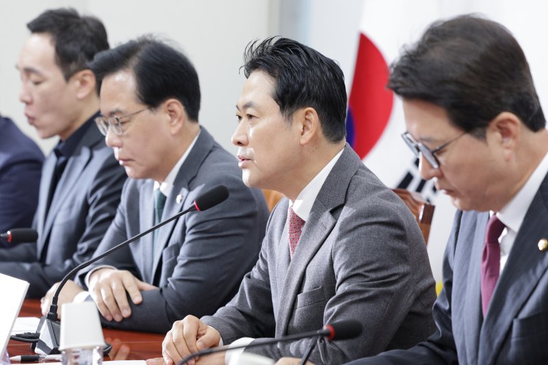 장동혁 국민의힘 대표가 1일 서울 여의도 국회에서 열린 최고위원회의에서 발언하고 있다. 2025.12.1/뉴스1 ⓒ News1 신웅수 기자