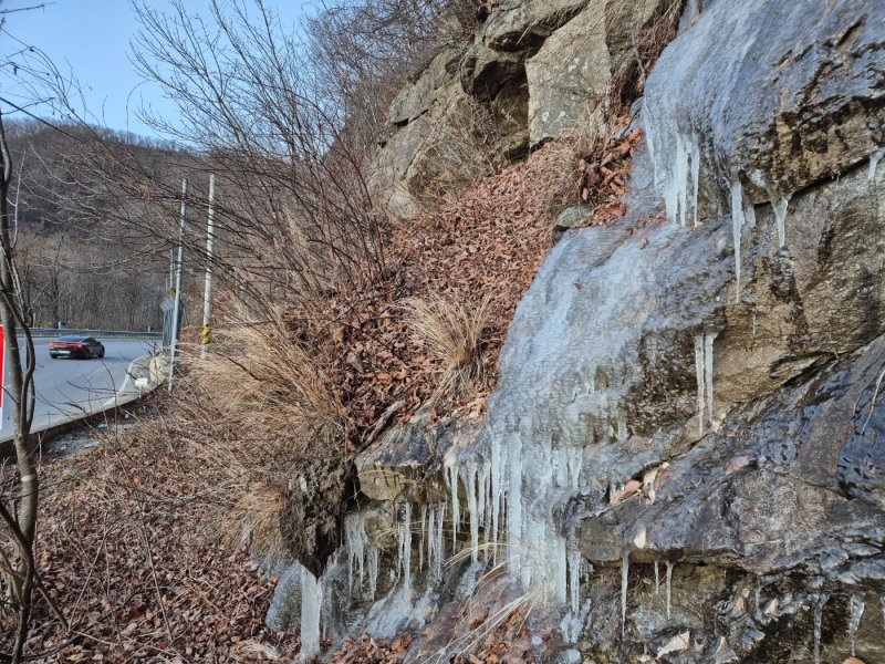 강원 대부분 지역에 한파특보가 발효 중인 3일 오전 아침 최저기온이 -13.2도까지 떨어진 대관령 구 도로변에 고드름이 길게 달려있다. 강원지방기상청에 따르면 이날 오전 6시 기준 주요지점 최저기온은 향로봉 -18.5도, 구룡령 -15.3도, 평창용산 -13.7도, 미시령 -13.7도, 횡성 둔내 -13도 등이다. 2025.12.3/뉴스1 ⓒ News1 윤왕근 기자