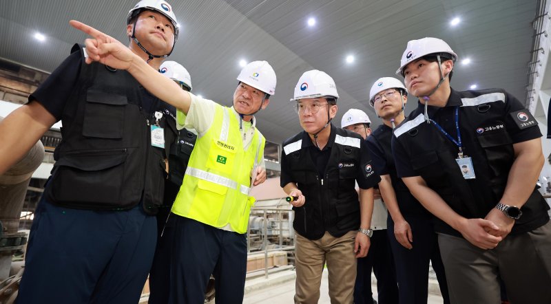 [서울=뉴시스] 김영훈 고용노동부 장관이 지난 8월 21일 안전한 일터 프로젝트 제4차 불시점검으로 전북 전주시에 위치한 종이제품 제조업 사업장을 찾아 현장점검 하고 있다. (사진=고용노동부 제공) 2025.08.21. photo@newsis.com *재판매 및 DB 금지