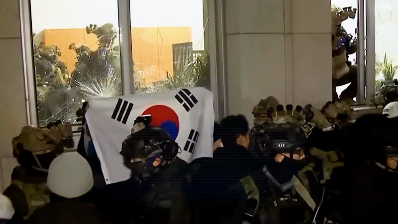 12·3 비상계엄 1주년…다큐멘터리 '비상계엄' 개봉