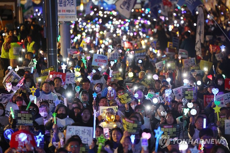 다시 빛나는 응원봉, 구호 외치는 참가자들 (출처=연합뉴스)