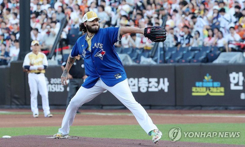 류현진 유니폼 입은 폰세 (출처=연합뉴스)