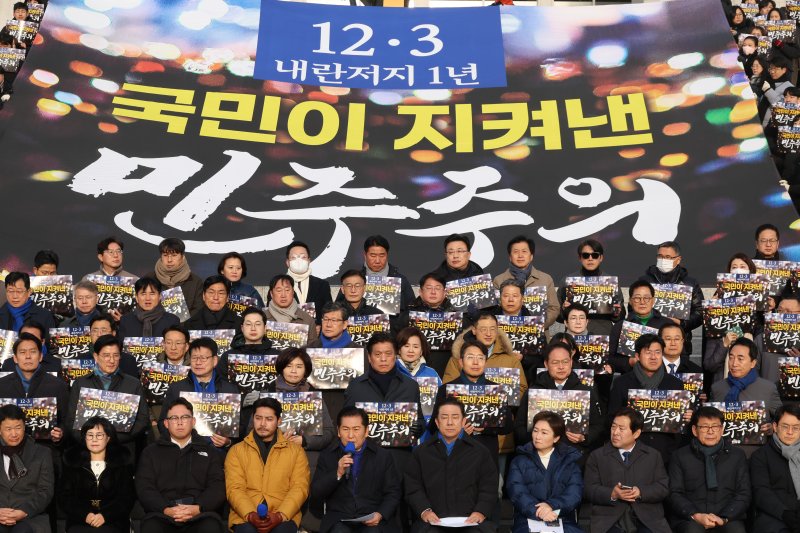 더불어민주당 정청래 대표가 3일 서울 여의도 국회 본청 계단에서 열린 12.3 내란 저지 1년 현장 최고위원회의에서 발언을 하고 있다. 뉴시스