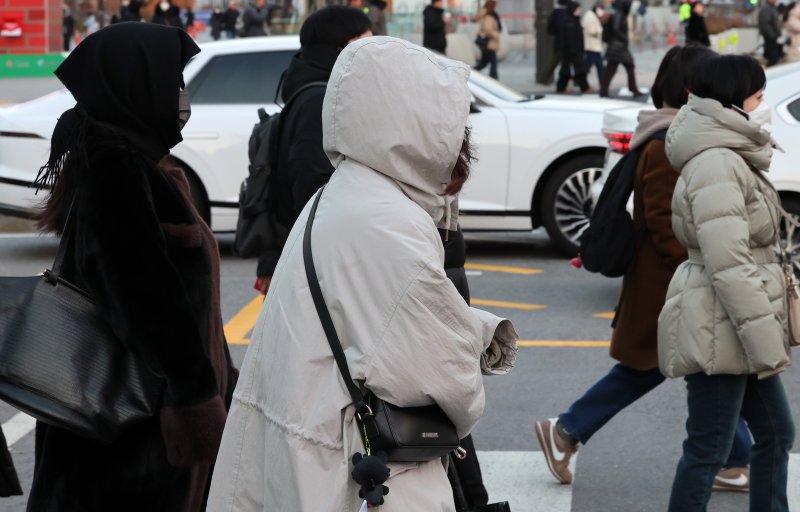 [서울=뉴시스] 이영환 기자 = 서울의 아침 기온이 영하 8도를 보이며 강추위가 찾아온 3일 오전 서울 종로구 광화문 네거리에서 두꺼운 옷을 입은 시민들이 발걸음을 재촉하고 있다. 2025.12.03. 20hwan@newsis.com