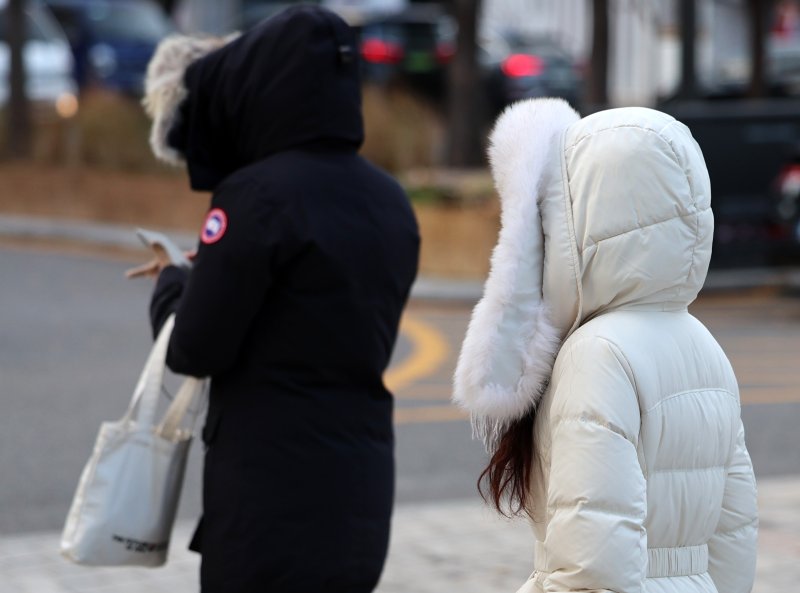 [서울=뉴시스] 이영환 기자 = 서울의 아침 기온이 영하 8도를 보이며 강추위가 찾아온 3일 오전 서울 종로구 광화문 네거리에서 두꺼운 옷을 입은 시민들이 발걸음을 재촉하고 있다. 2025.12.03. 20hwan@newsis.com
