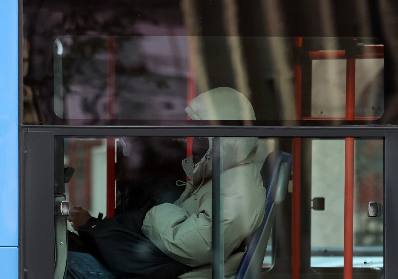 [서울=뉴시스] 이영환 기자 = 서울의 아침 기온이 영하 8도를 보이며 강추위가 찾아온 3일 오전 서울 종로구 광화문 네거리를 지나는 버스에서 한 시민이 두꺼운 옷을 입고 자리에 앉아 있다. 2025.12.03. 20hwan@newsis.com