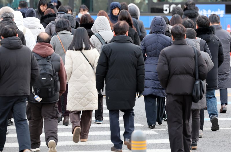 [서울=뉴시스] 이영환 기자 = 서울의 아침 기온이 영하 8도를 보이며 강추위가 찾아온 3일 오전 서울 종로구 광화문 네거리에서 두꺼운 옷을 입은 시민들이 발걸음을 재촉하고 있다. 2025.12.03. 20hwan@newsis.com