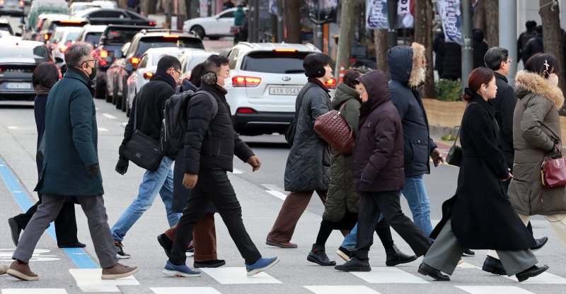 [서울=뉴시스] 이영환 기자 = 서울의 아침 기온이 영하 8도를 보이며 강추위가 찾아온 3일 오전 서울 종로구 광화문 네거리에서 두꺼운 옷을 입은 시민들이 발걸음을 재촉하고 있다. 2025.12.03. 20hwan@newsis.com