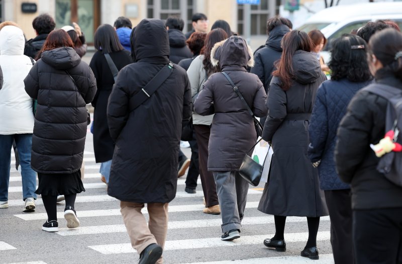 [서울=뉴시스] 이영환 기자 = 서울의 아침 기온이 영하 8도를 보이며 강추위가 찾아온 3일 오전 서울 종로구 광화문 네거리에서 두꺼운 옷을 입은 시민들이 발걸음을 재촉하고 있다. 2025.12.03. 20hwan@newsis.com
