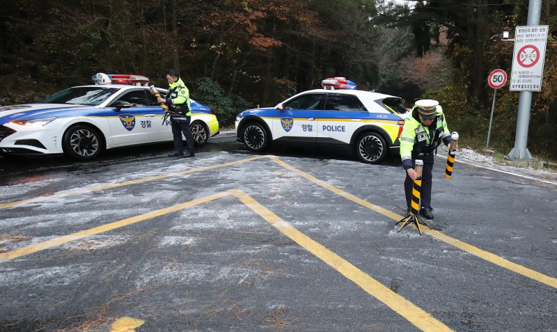 [제주=뉴시스] 우장호 기자 = 제주 산간에 대설특보가 내려진 3일 오전 제주시 1100도로 초입부인 어승생 삼거리에서 제주서부경찰서 소속 경찰관들이 교통 통제를 하고 있다. 2025.12.03. woo1223@newsis.com