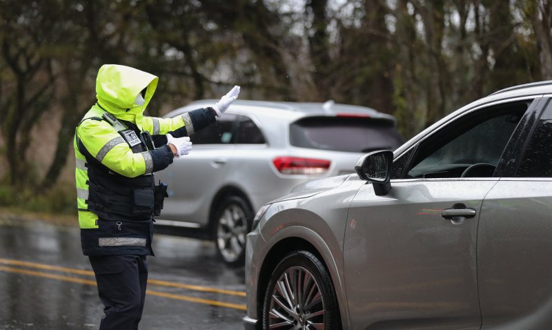 [제주=뉴시스] 우장호 기자 = 제주 산간에 대설특보가 내려진 3일 오전 제주시 1100도로 초입부인 어승생 삼거리에서 제주서부경찰서 소속 경찰관들이 교통 통제를 하고 있다. 2025.12.03. woo1223@newsis.com