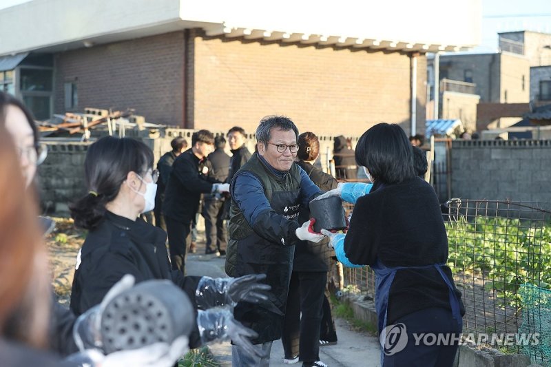 강릉시, 연탄 나눔 봉사로 지역사회에 온정 (출처=연합뉴스)