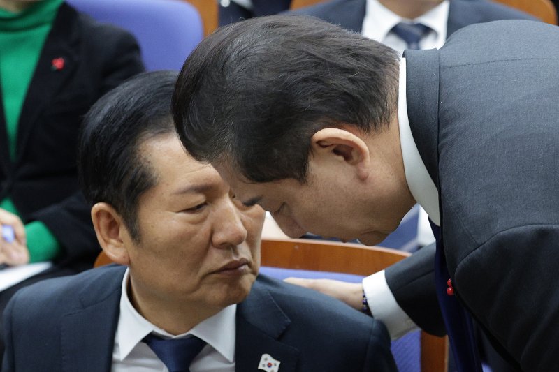 정청래 더불어민주당 대표와 김병기 원내대표가 2일 서울 여의도 국회에서 열린 의원총회에서 대화하고 있다. 2025.12.2/뉴스1 ⓒ News1 신웅수 기자