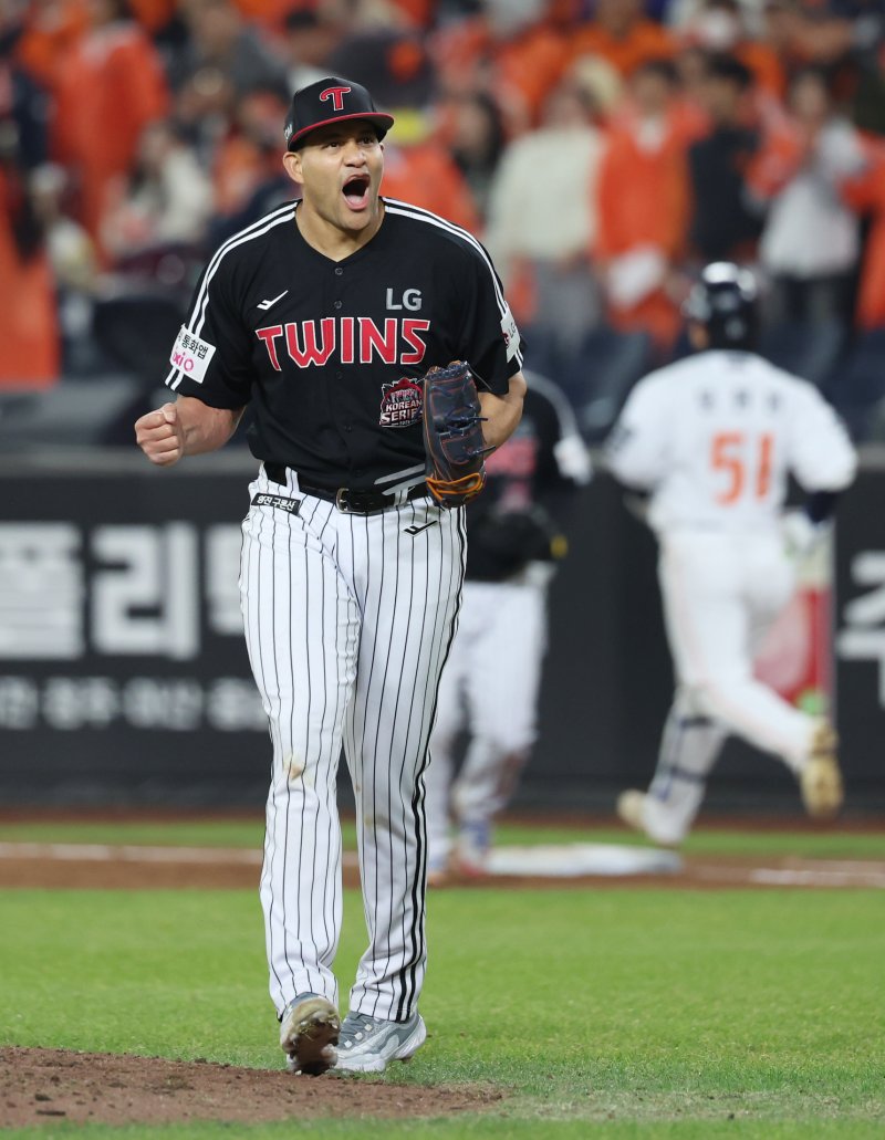 [대전=뉴시스] 조성우 기자 = 30일 대전 중구 한화생명볼파크에서 열린 2025 KBO 한국시리즈 4차전 LG 트윈스와 한화 이글스의 경기, LG 선발투수 치리노스가 한화 5회말 공격 2사 주자 2루서 문현빈을 내야 땅볼 아웃 시킨 뒤 환호하고 있다. 2025.10.30. xconfind@newsis.com