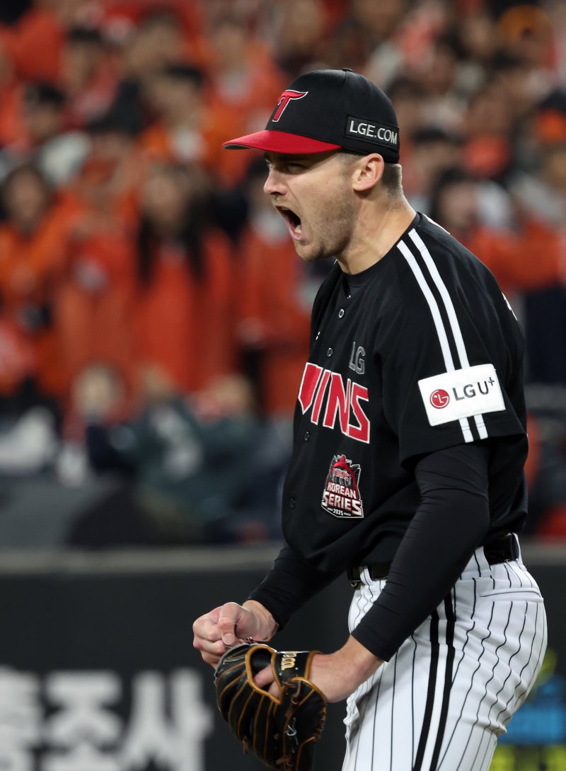 [대전=뉴시스] 강종민 기자 = 31일 대전 중구 한화생명볼파크에서 열린 2025 KBO 한국시리즈 5차전 LG 트윈스와 한화 이글스의 경기에서 7회말 LG 선발 톨허스트가 한화 공격을 막은 뒤 포효하고 있다. 2025.10.31. ppkjm@newsis.com