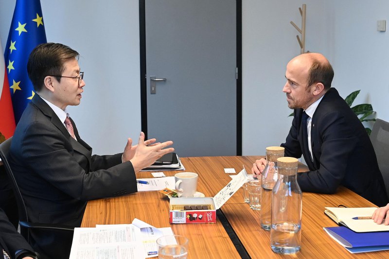 [서울=뉴시스] 여한구 산업통상부 통상교섭본부장이 2일(현지 시간) 벨기에 브뤼셀에서 보리스 부드카 유럽의회 산업연구위원회 위원장과 면담하고 있다. (사진=산업통상부 제공) 2025.12.03. photo@newsis.com *재판매 및 DB 금지