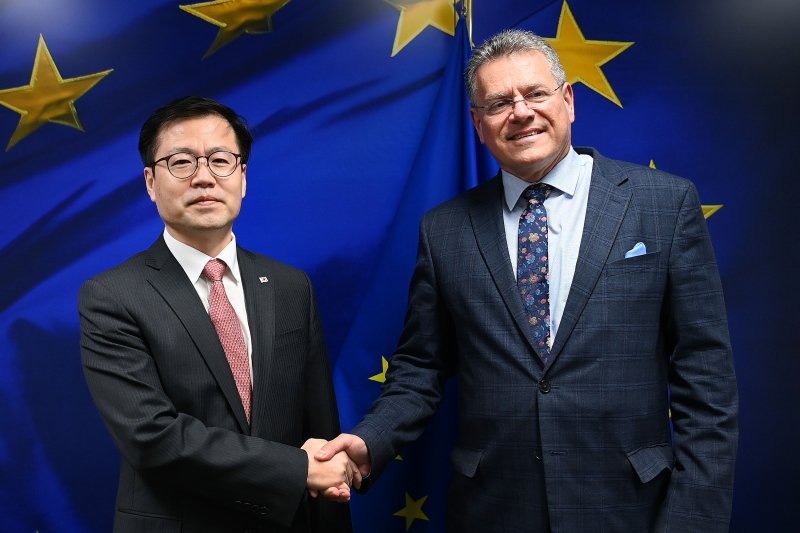 [서울=뉴시스] 권창회 기자 = 여한구 산업통상부 통상교섭본부장이 2일(현지시간) 벨기에 브뤼셀에서 마로시 셰프초비치 유럽연합(EU) 집행위원회 통상·경제안보 집행위원과 면담을 하기 전 기념촬영을 하고 있다.(사진=산업통상부 제공) 2025.12.02. photo@newsis.com *재판매 및 DB 금지