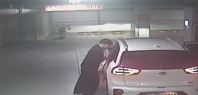 유튜버 수탉 납지 당시 CCTV 화면. 수탉이 차랑에 감금된 상태에서 문을 열려고 하자 피의자가 밖에서 차량 문을 힘줘 닫고 있다. 인천지검 제공. 사진=뉴스1