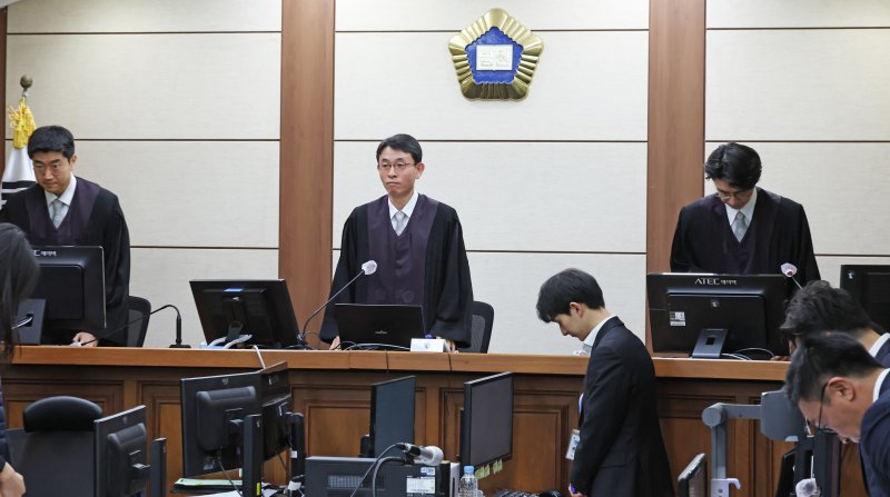 3일 서울 서초구 서울중앙지방법원에서 주가조작과 통일교 청탁 등의 혐의를 받는 김건희 씨의 결심공판 진행된 가운데 우인성 부장 판사가 법정에 들어오고 있다. 2025.12.3/뉴스1 ⓒ News1 사진공동취재단