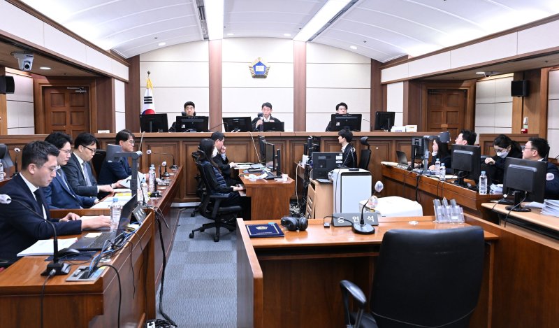 도이치모터스 주가조작과 명태균 공천개입, 통일교 청탁·뇌물 수수 의혹 혐의 등으로 구속기소 된 김건희 씨가 3일 서울 서초구 서울중앙지방법원에서 열린 자본시장법 위반 혐의 결심 공판에 출석해 있다. 2025.12.3/뉴스1 ⓒ News1 사진공동취재단