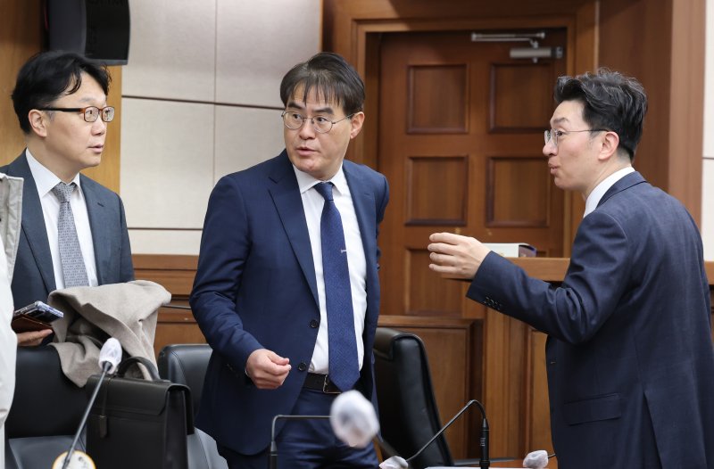 3일 서울 서초구 서울중앙지방법원에서 주가조작과 통일교 청탁 등의 혐의를 받는 김건희 씨의 결심공판 진행된 가운데 특검과 김건희 변호인이 대화를 나누고 있다. 2025.12.3/뉴스1 ⓒ News1 사진공동취재단