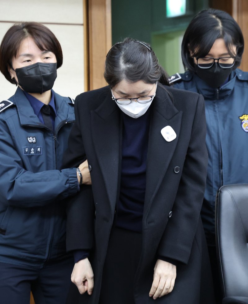 3일 서울 서초구 서울중앙지방법원에서 주가조작과 통일교 청탁 등의 혐의를 받는 김건희 씨의 결심공판 진행된 가운데 김건희 씨가 법정으로 들어오고 있다. 2025.12.3/뉴스1 ⓒ News1 사진공동취재단