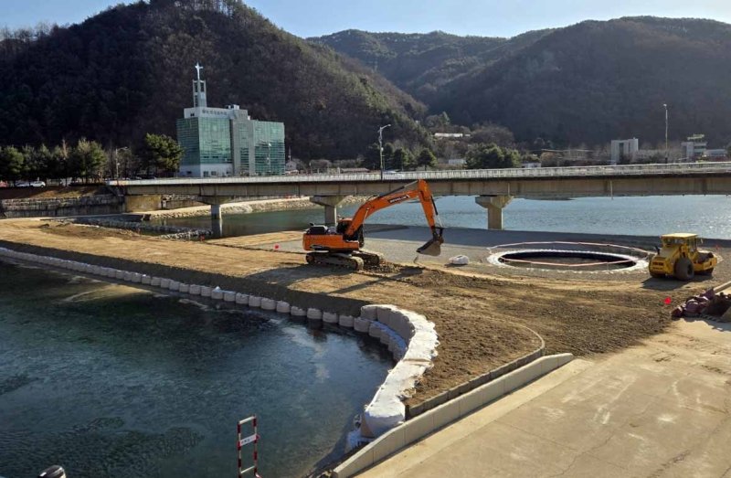 화천산천어축제장 맨손잡기 체험장 조성 (출처=연합뉴스)
