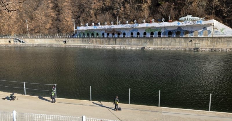 화천산천어축제장 시설물 설치 (출처=연합뉴스)