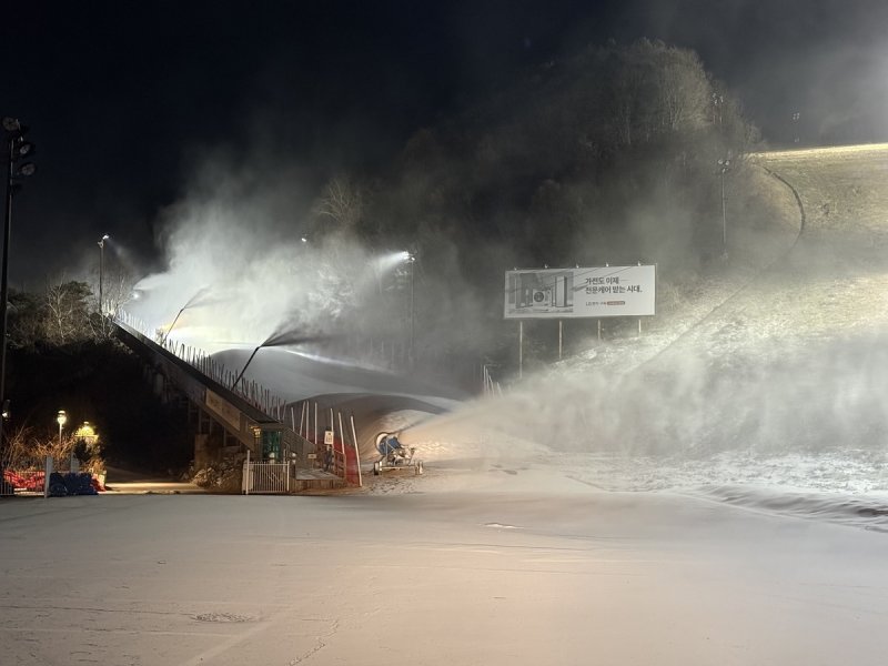 스키장 본격 제설작업 (출처=연합뉴스)