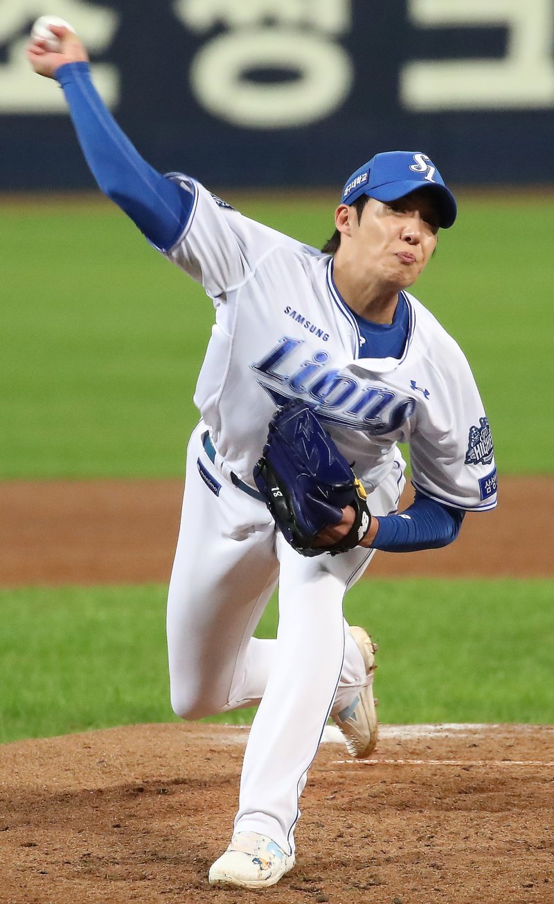 22일 오후 대구 삼성라이온즈파크에서 열린 프로야구 2025 신한 SOL뱅크 KBO 포스트시즌 플레이오프 4차전 삼성 라이온즈와 한화 이글스의 경기, 삼성 원태인이 역투하고 있다. 2025.10.22/뉴스1 ⓒ News1 공정식 기자