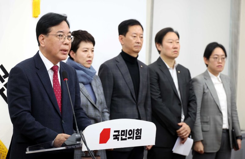 [서울=뉴시스] 조성봉 기자 = 송언석 국민의힘 원내대표가 3일 서울 여의도 국회에서 열린 계엄 1주년 관련 기자간담회에서 발언을 하고 있다. 2025.11.03. suncho21@newsis.com